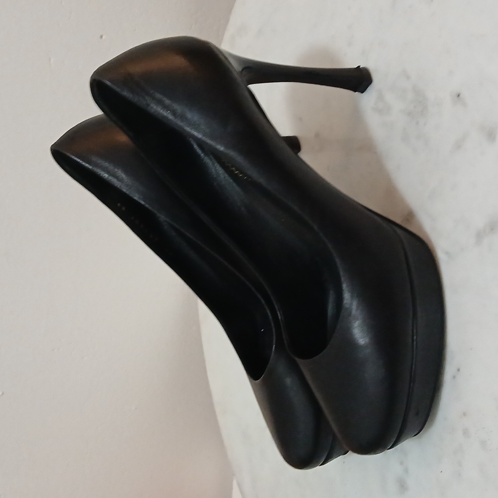 Yves Saint Laurent Women's Black Pumps
